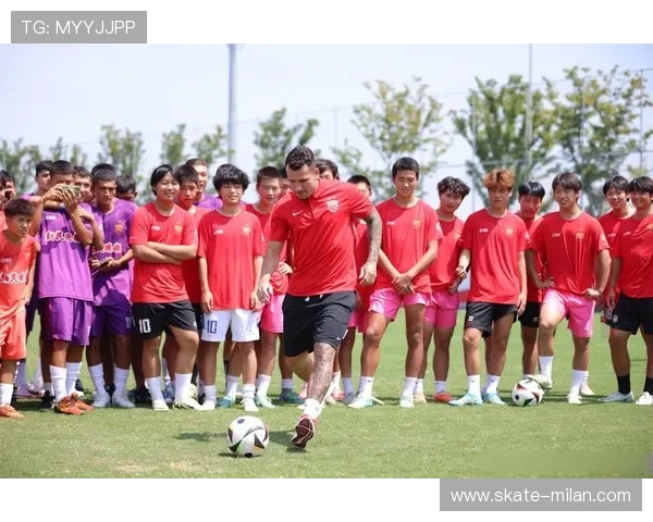 足球球星精湛技艺与竞技精神在绿茵场上的完美融合展现